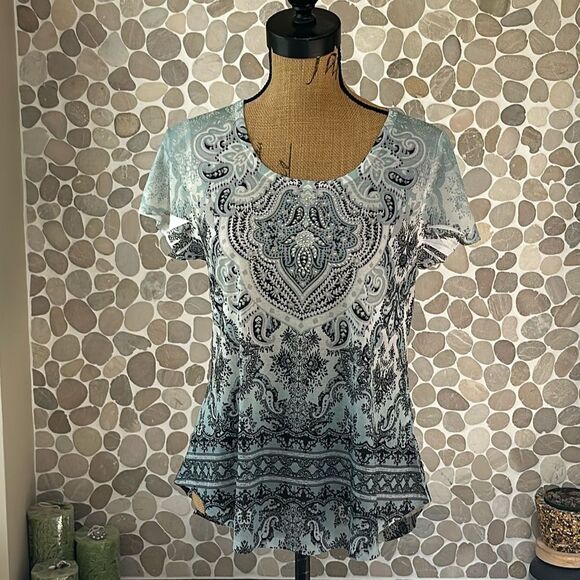 Tops - NWT World Unity printed blue short sleeve top – size M